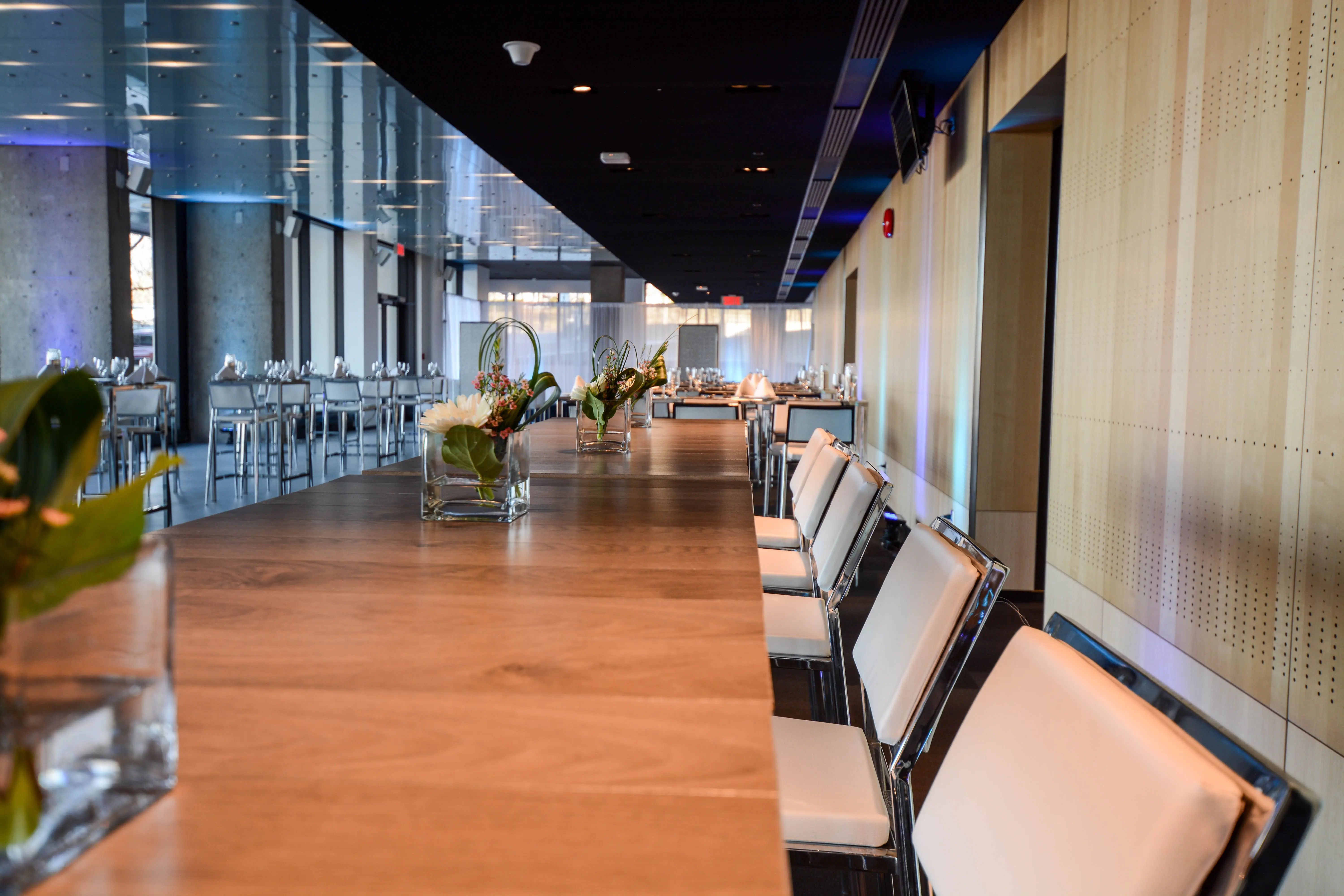 Tonic - Communal table - Close - Stainless & Brown wood used in the inspiration Table Commune Bois Brun Reception