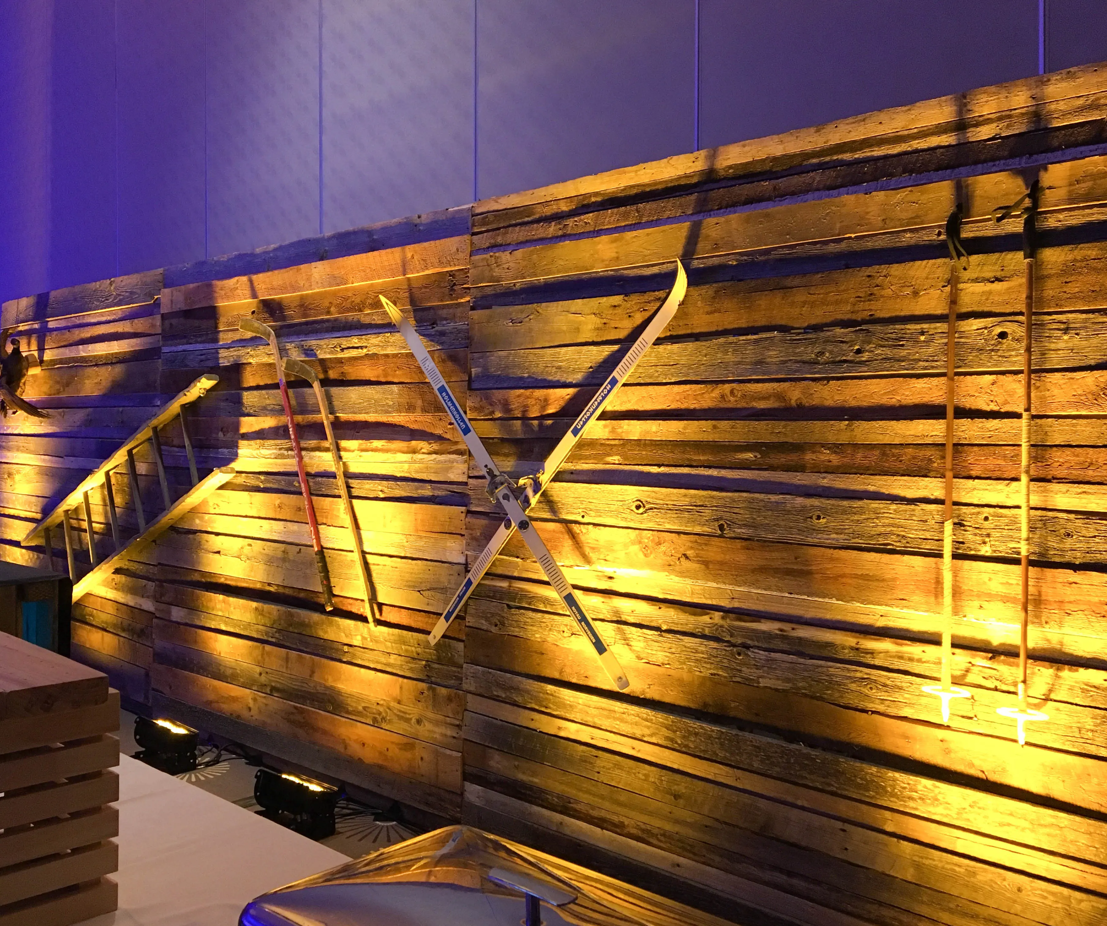 Pair of ancient Skis used in the inspiration Mur Bois Accesoire