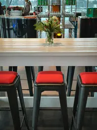Loft stool - Black used in the inspiration Cs Belvédère Hampton Blanc Loft Noir Coussin Rouge EN