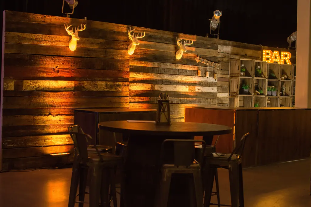 Mur Bois Grange Tete Chevreuil Glam 2