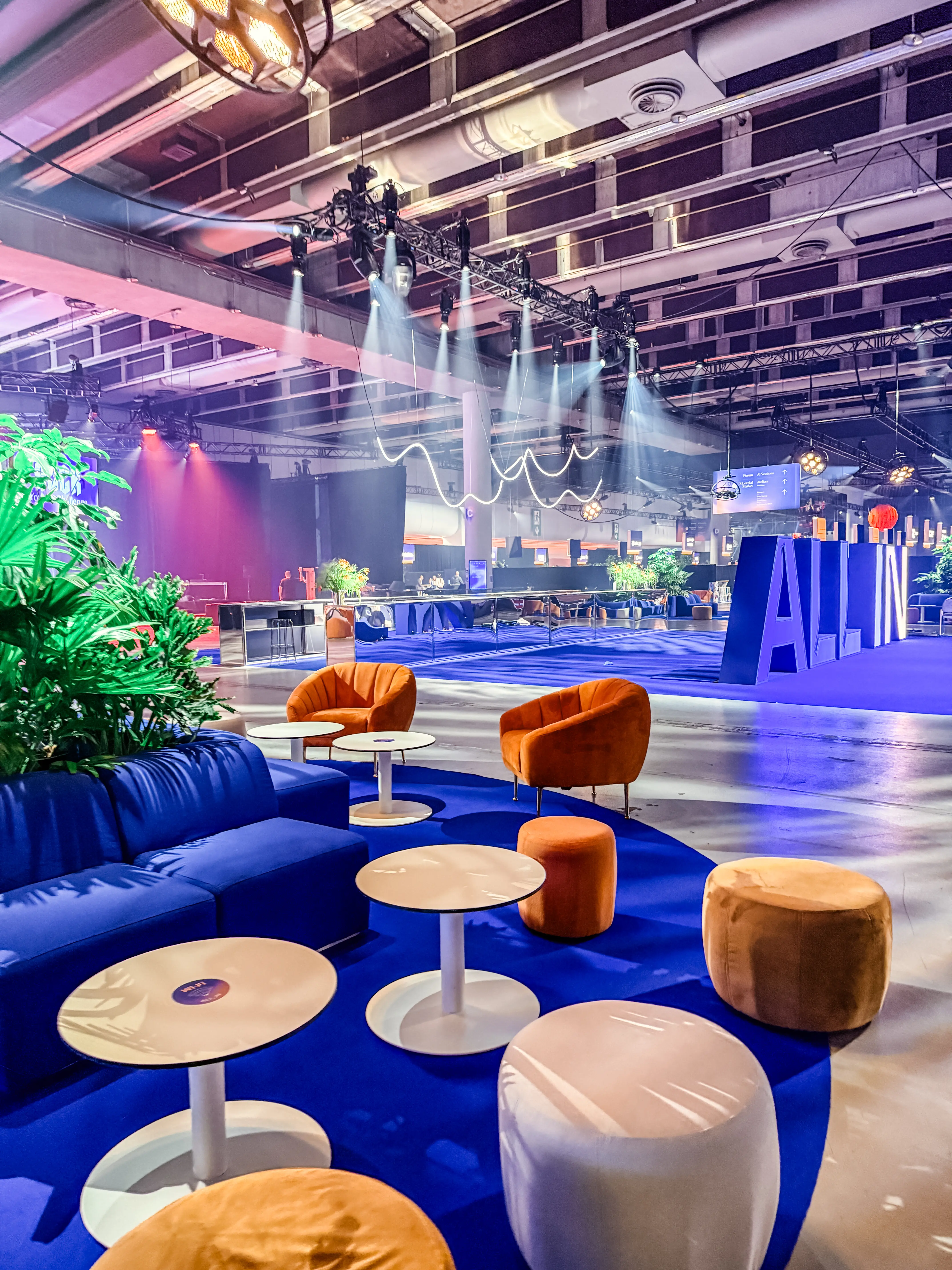 Paloma pouf - Grand - Miel doré utilisé dans le cadre de la réalisation Pcm   All In 2025 Adaline Bar Miroir FR