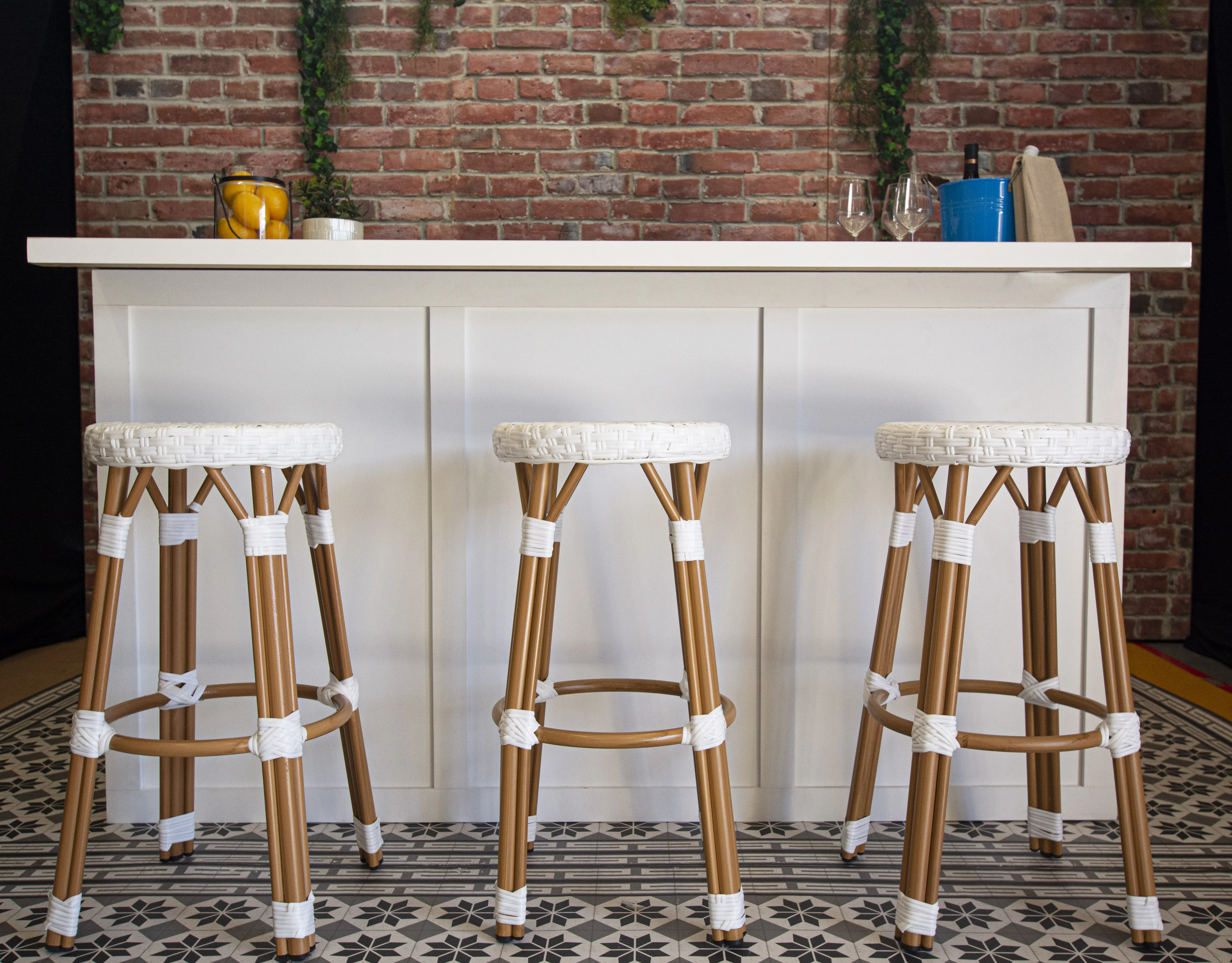 Bocal - verre utilisé dans le cadre de la réalisation Bar Shaker Tabouret Provence Mur Brique Rouge