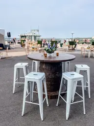 Loft stool - White used in the inspiration Chateau Frontenac Tonneau Vip   Loft EN