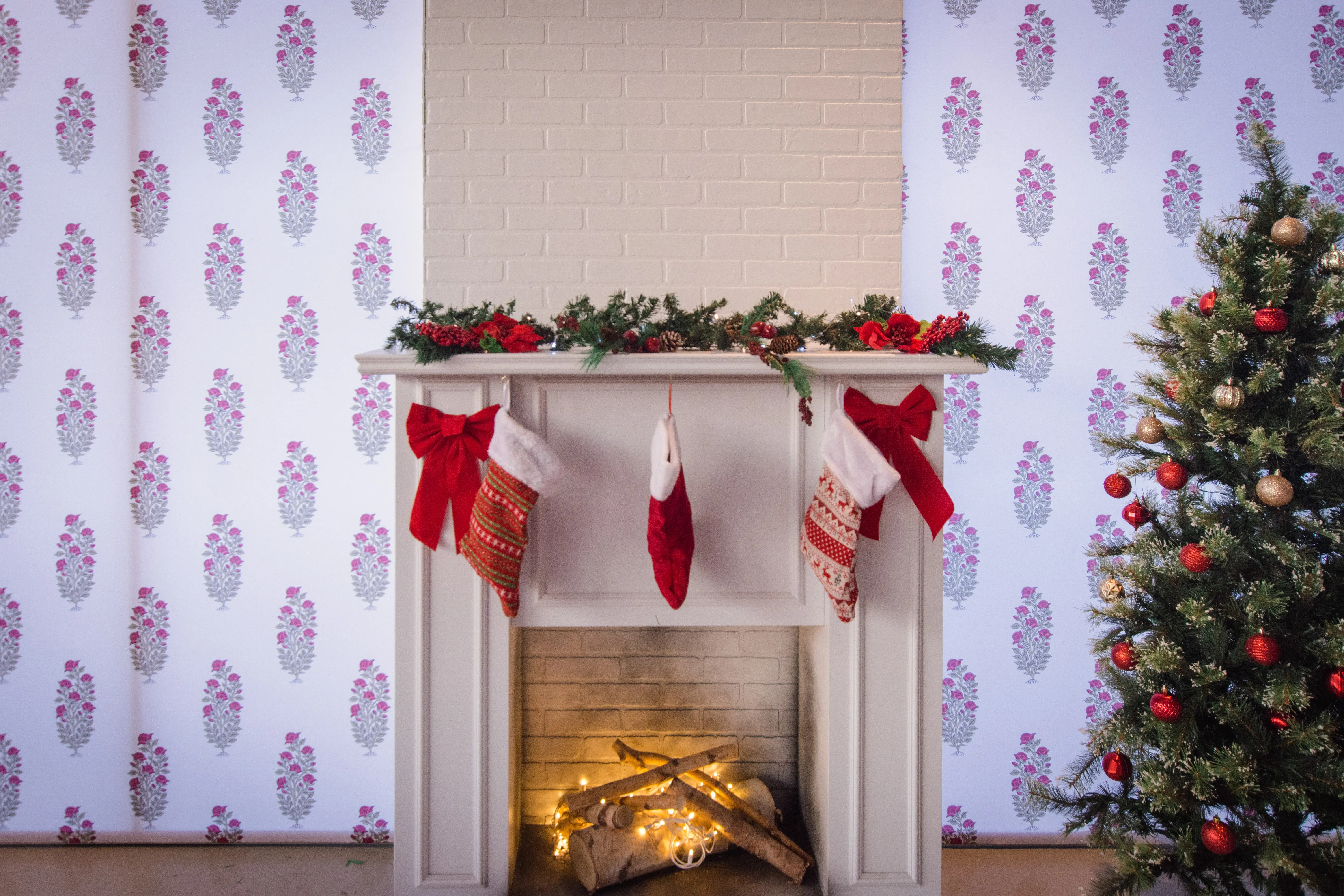 Fireplace matel - White used in the inspiration Foyer Noel Custom