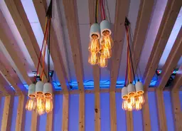 Floyd luminaire - 7" D x 7" H - Multicolore utilisé dans le cadre de la réalisation Lustre Floyd Fil Couleur