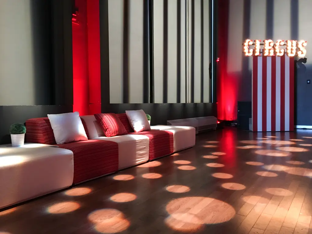 Mur Cirque Enseigne Circus Sofa Fidji