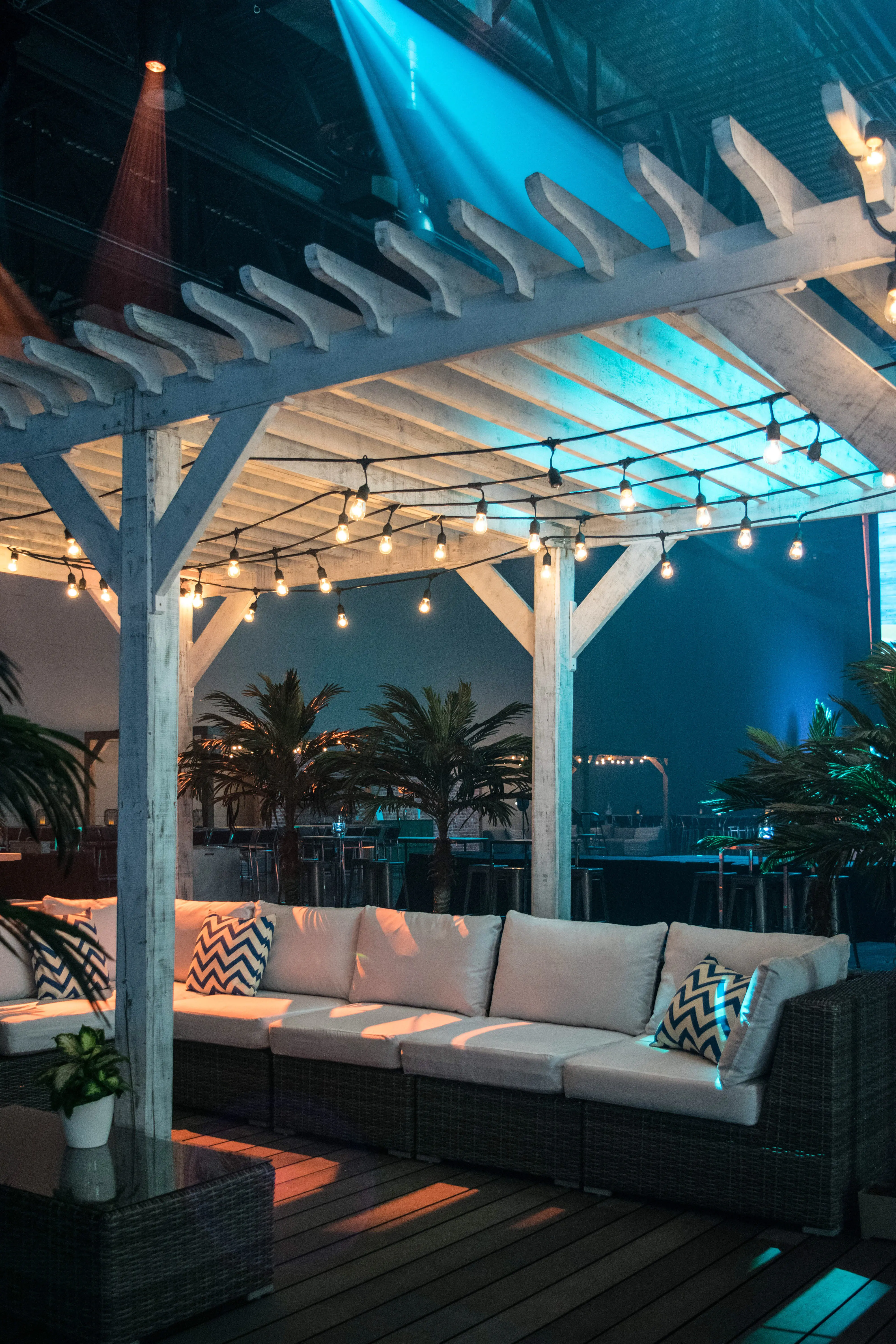 Cancun Pergola - 16' L - Bois blanc utilisé dans le cadre de la réalisation Pergola Cancun Lumiere Edison Sofa Torini