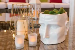 Figure - Cache-pot - 9.5'' L x 8.5'' l x 8'' H - Blanc utilisé dans le cadre de la réalisation Vase Figure Blanc