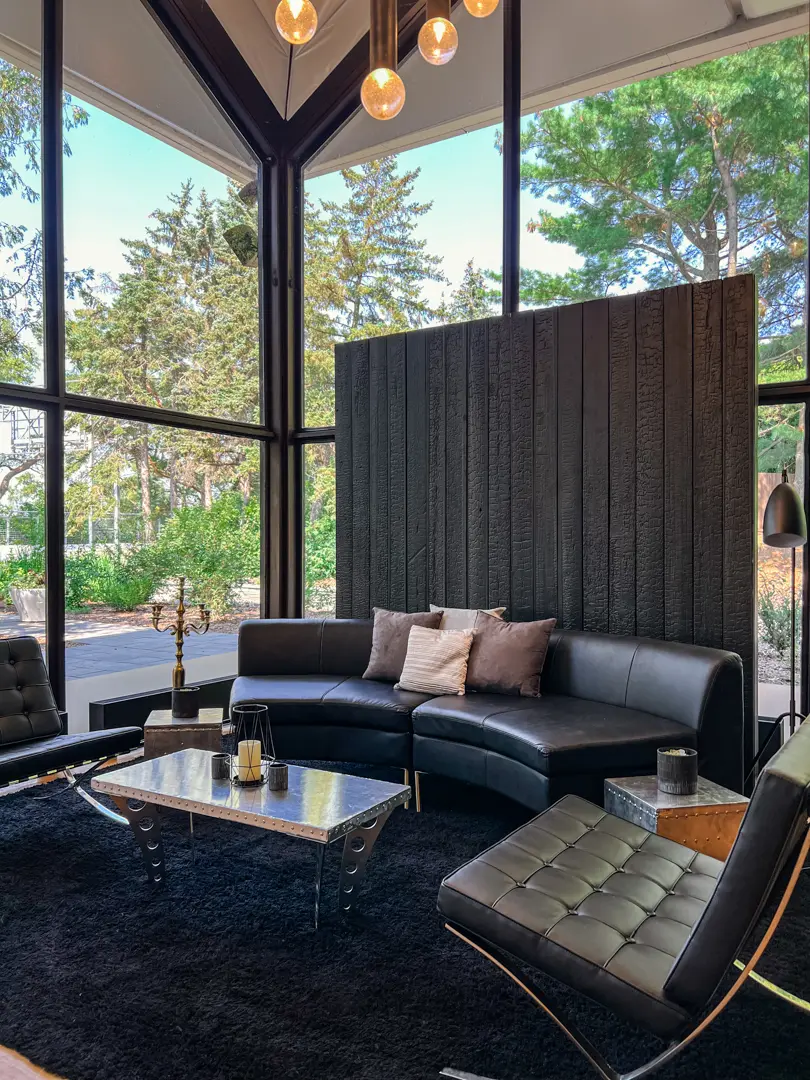 Scarpino chair - Black used in the inspiration Vogue Scarpino Noir Mur Brulé Candelabre Shag Lampe Cohiba