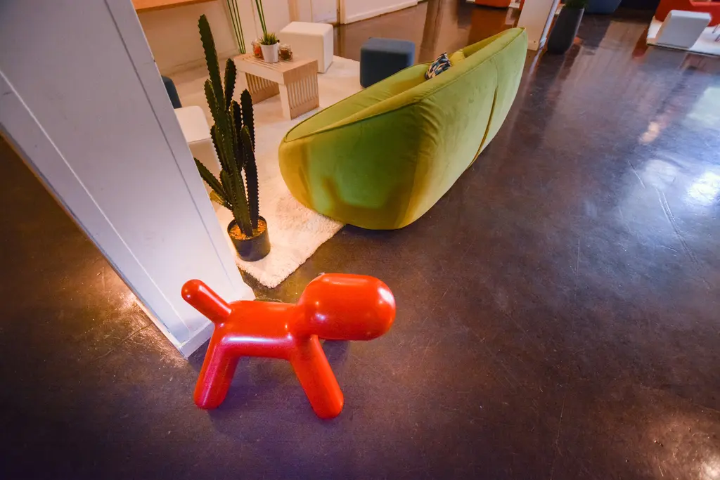 Chien Nixon Rouge Sofa Malibu Cactus