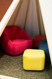 Malibu - Solo - Rose magenta utilisé dans le cadre de la réalisation Solo Malibu Rose Pouf Carre Jaune