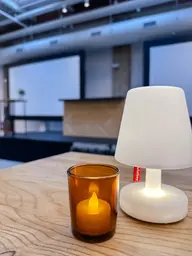 Moody - Votive - 1.75" D x 2.5" H - Ambre utilisé dans le cadre de la réalisation Bungalow Franklin Moody FR