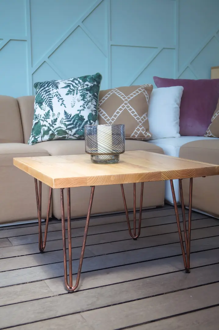 Oslo - Table d'appoint - 24'' L x 24'' l x 16'' H - Bronze antique & Bois naturel utilisé dans le cadre de la réalisation Fidji Sable Coussin Motifs Oslo Bronze