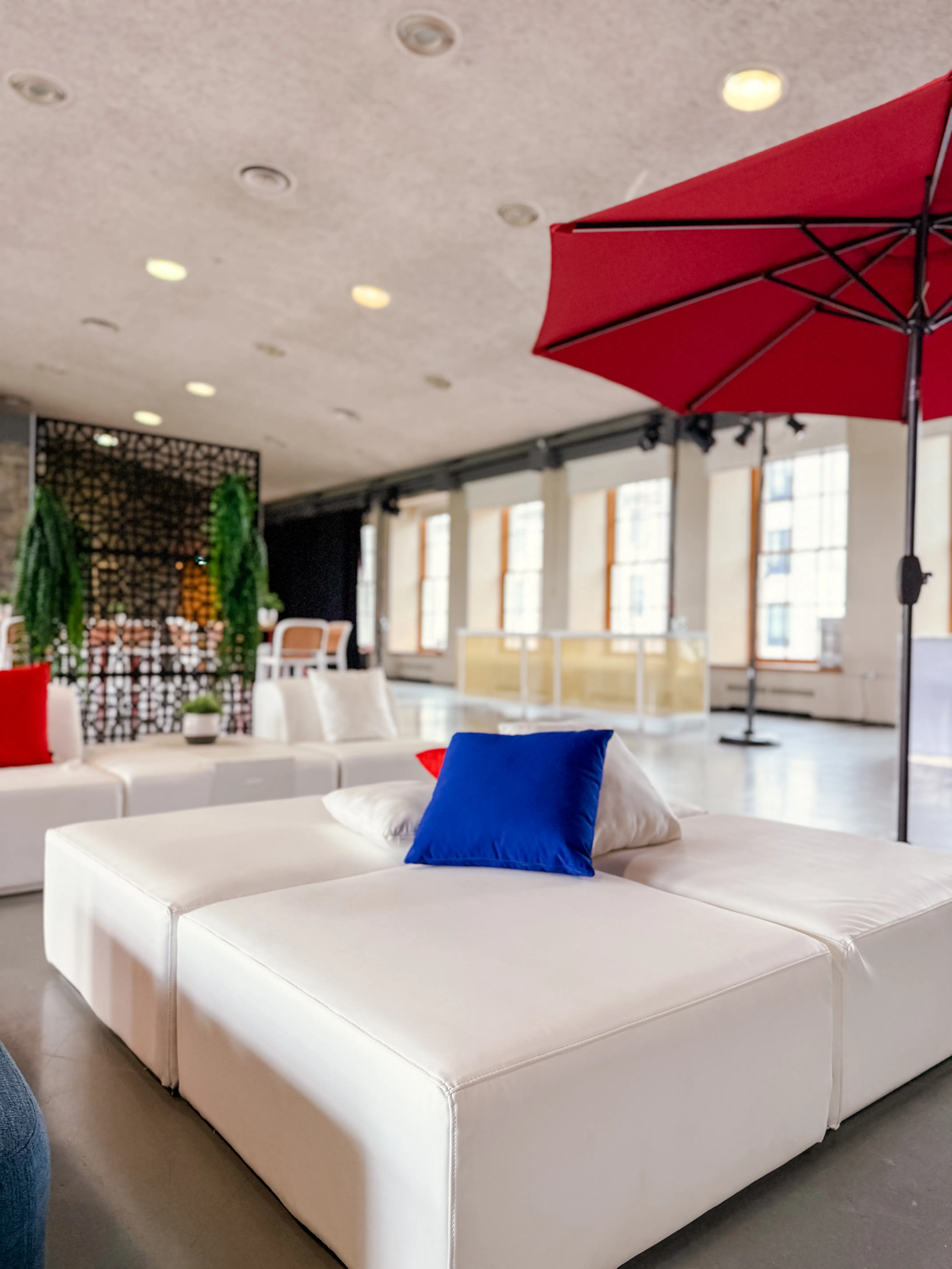 Atwater parasol - 9' D x 8' H - Rouge utilisé dans le cadre de la réalisation Marché Bonsecours   Tout France   Saq Ottoman FR