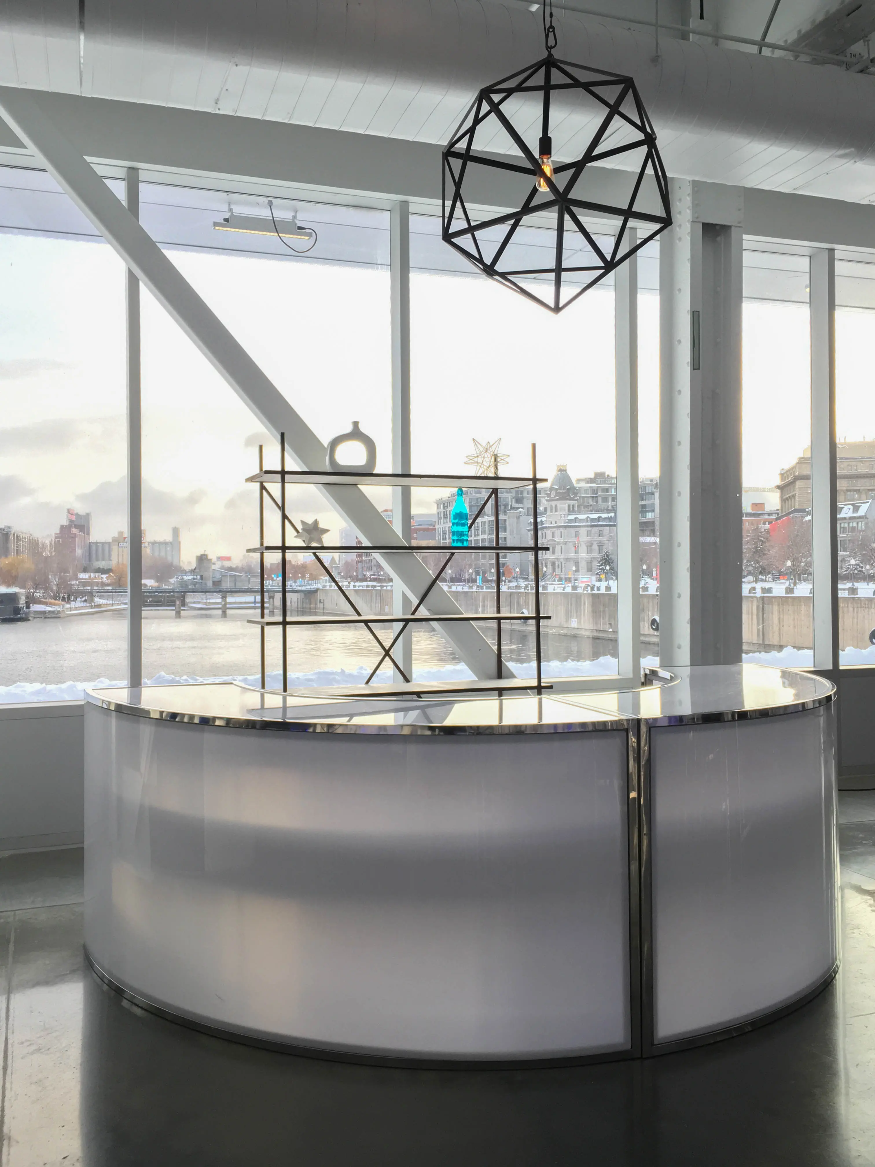 Sputnik - Blanc utilisé dans le cadre de la réalisation Lustre Era Bar Manhattan Rond