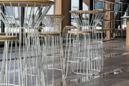 Litchi bar stool - White & lLight wood used in the inspiration Table Cocktail Soho Blanc Copie