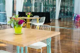 Oslo - Table bistro - 36'' L x 36'' l x 40'' H - Turquoise mat & Bois naturel utilisé dans le cadre de la réalisation Table Oslo Turquoise Jaune