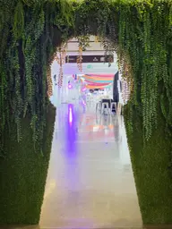 Tige Zebrina - 35" H - Vert utilisé dans le cadre de la réalisation Grand Quai   Alice  Verdure FR