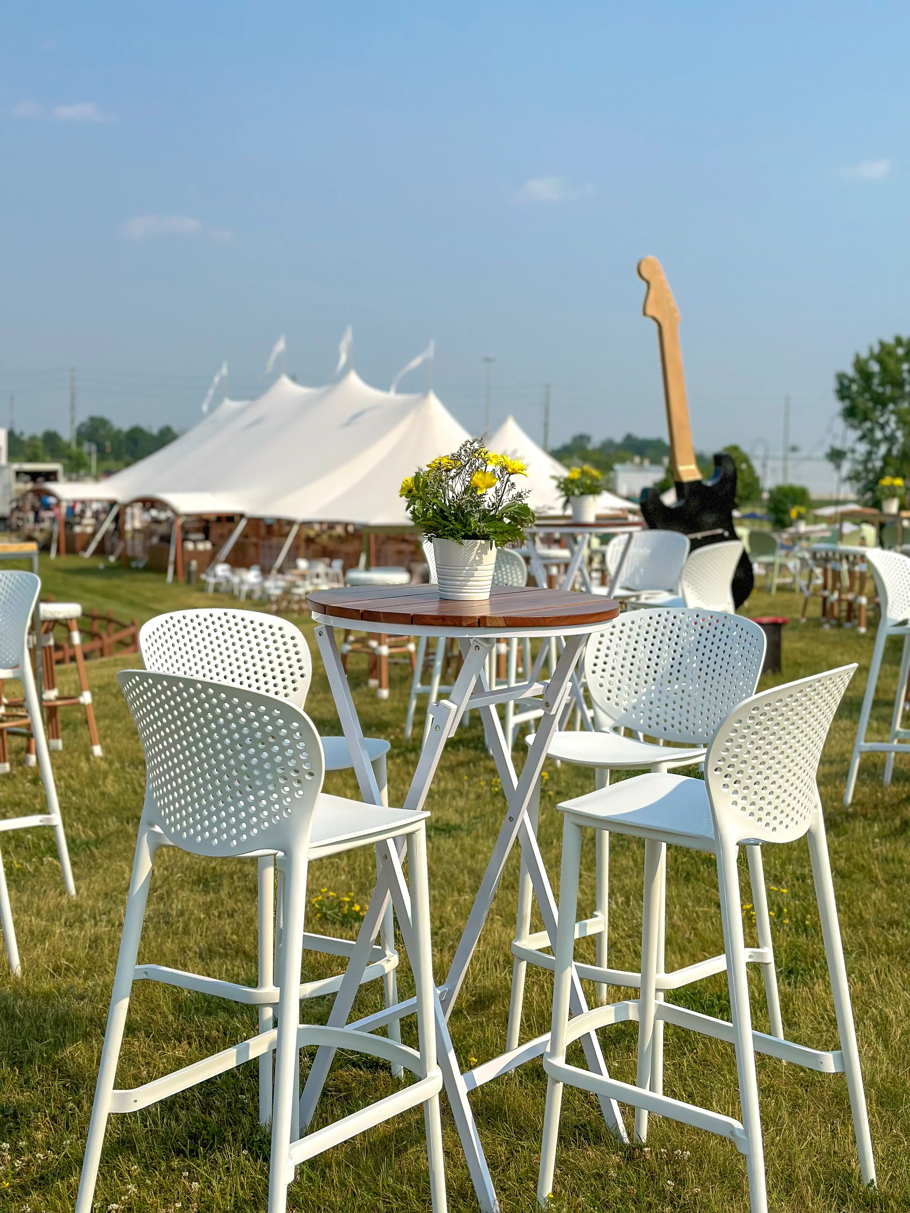 Capri - Cruiser table - White & Brown wood used in the inspiration Welsey Clover Park Img 2428 EN