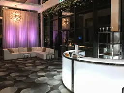 Manhattan bar - 8' 1/4 round - White used in the inspiration Lounge Fidji Blanc Bar Manhattan Rond