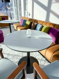 Sydney - Table bistro rond - 36'' D x 30" H - Noir & Marbre blanc utilisé dans le cadre de la réalisation Grand Quai   Pavillon Sydney Marbre FR