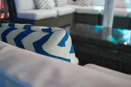 Coussin chevron - Bleu et Blanc utilisé dans le cadre de la réalisation Pub Coussin