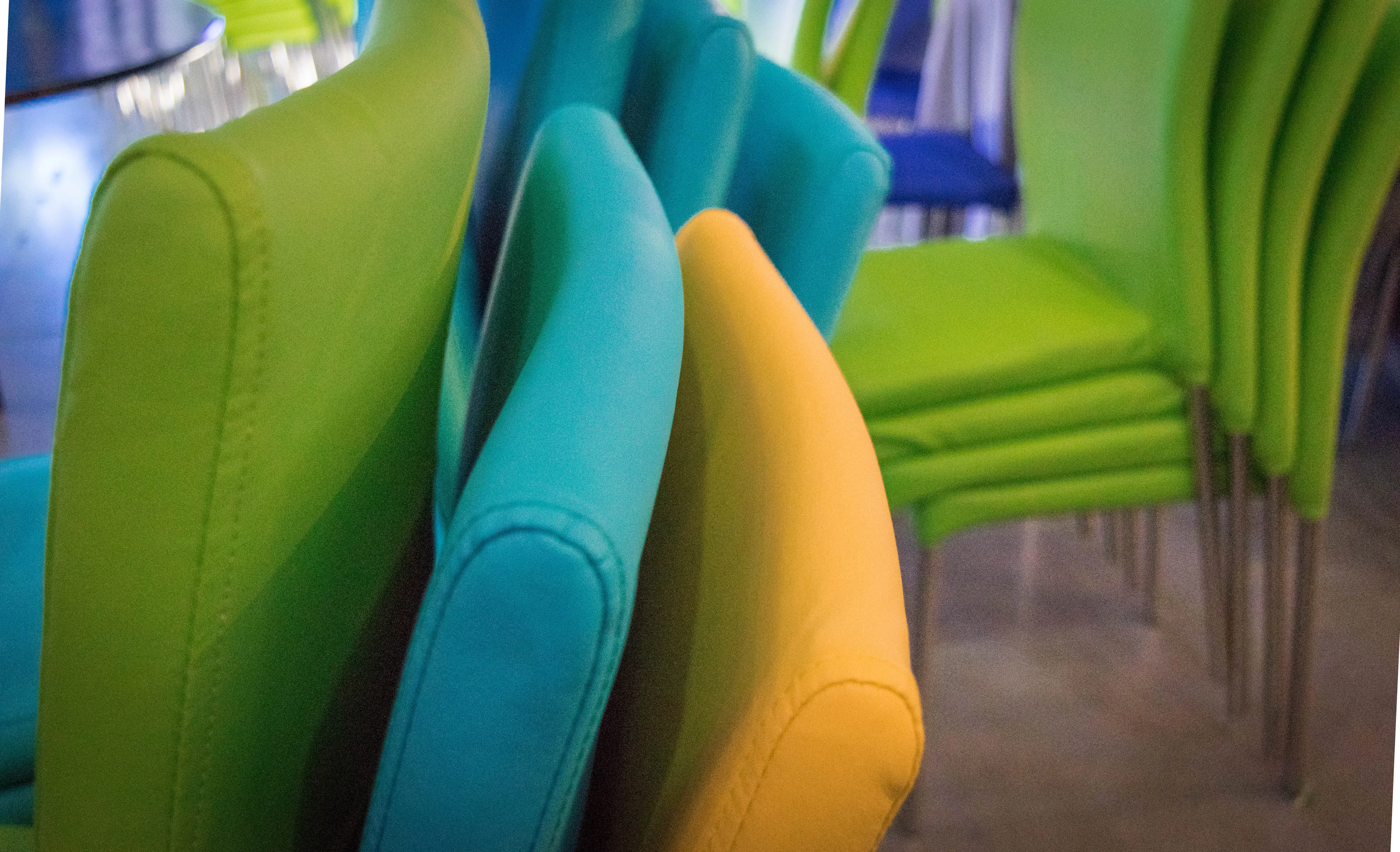 Milan chaise - Jaune utilisé dans le cadre de la réalisation Pub Chaise Milan