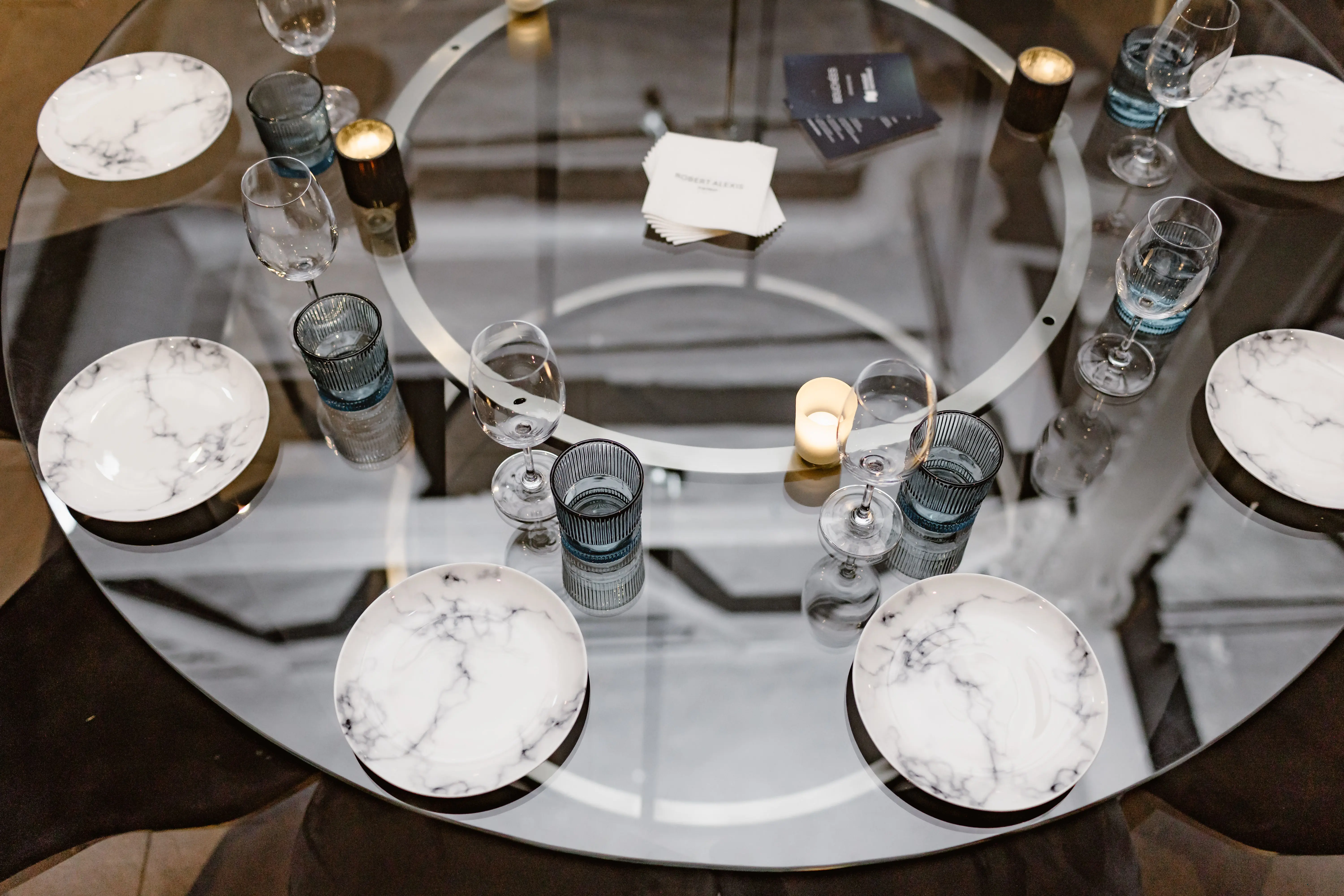 Olympe table banquet rond - 60'' D x 30'' H - Verre utilisé dans le cadre de la réalisation Oiq 240529 Arianne Nantel Gagnon Photographe31 FR