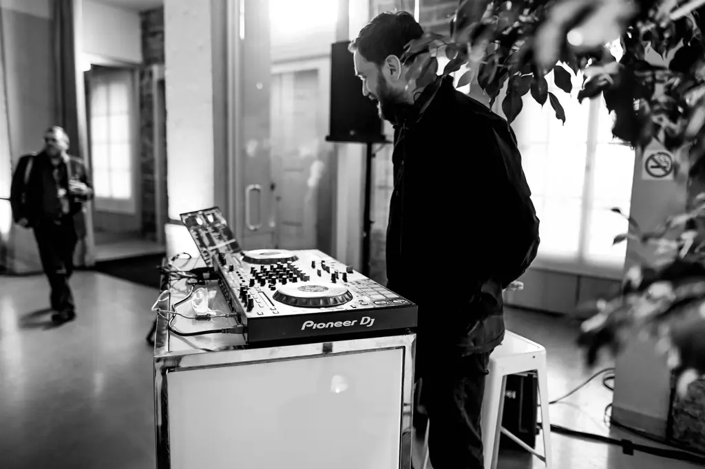 Marché Bonsecours_Effervescence_Bar_Blanc_DJ