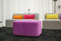 Malibu - Pouf rectangle - Mauve prune utilisé dans le cadre de la réalisation Pouf Malibu Mauve Fidji Gris