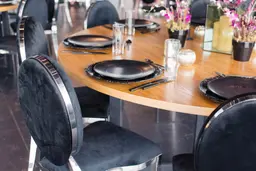 Eclipse chaise - AVEC dossier - Velours noir utilisé dans le cadre de la réalisation Table Diner Victoria Noir Rond Chaise Eclipse Noir 6