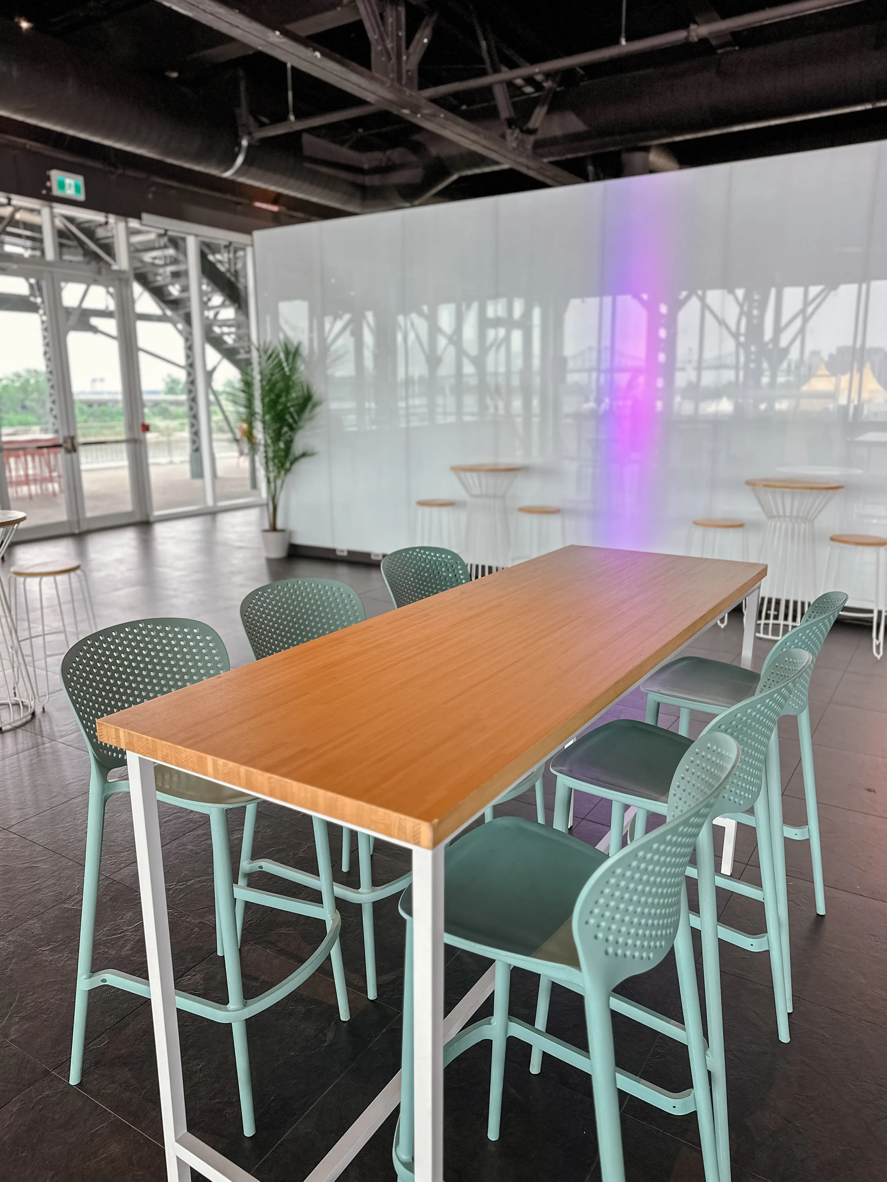 Tonic - Communal table - Close - White & Natural wood used in the inspiration Centre Des Sciences Belvédère Table Commune Tonic Blanc Bowie Bleu2 EN