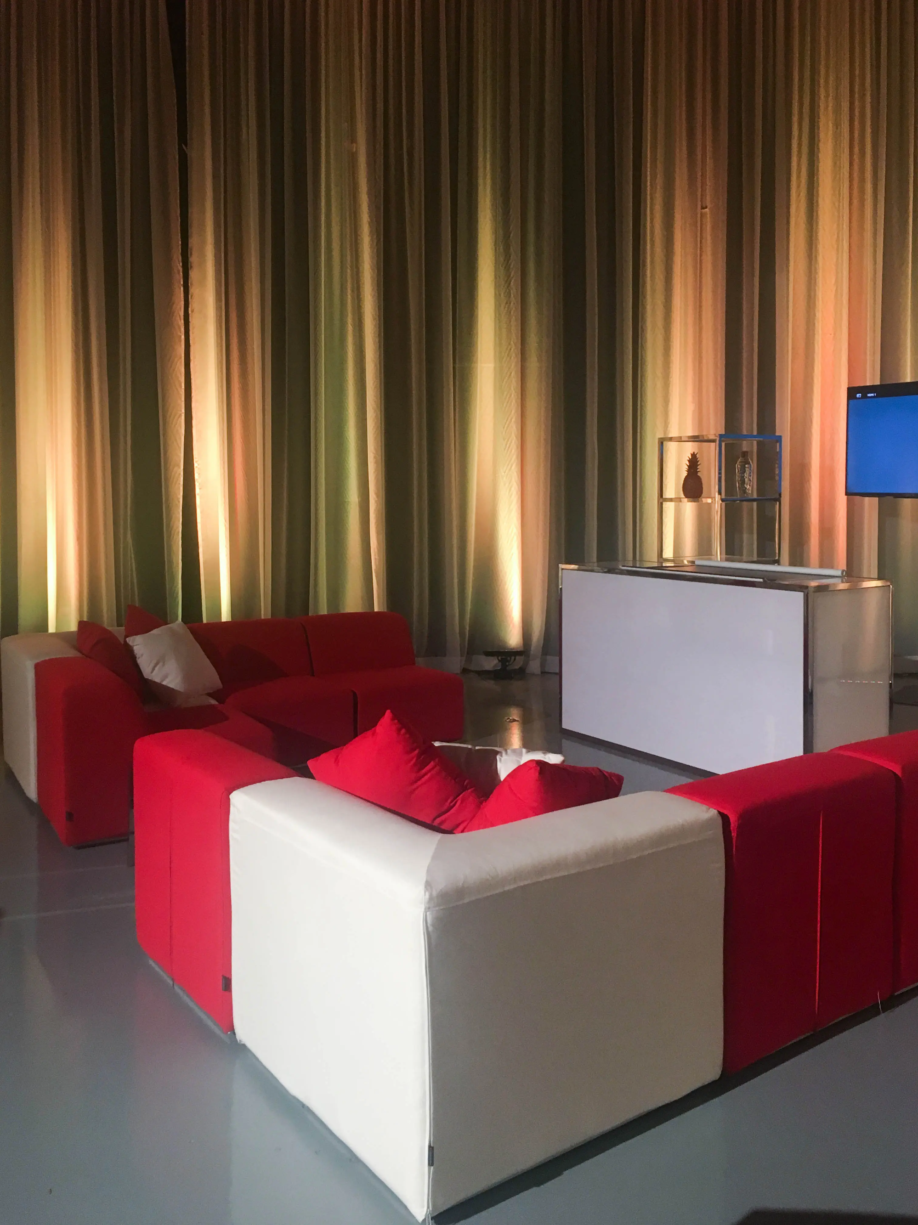 Fidji - Centre - Rouge utilisé dans le cadre de la réalisation Lounge Fidji Rouge Blanc