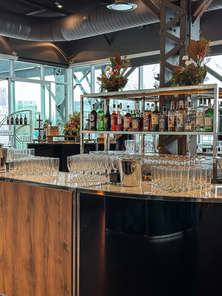 Cs Belvédère Bar Central Bois Brun Noir Monaco Dubai EN