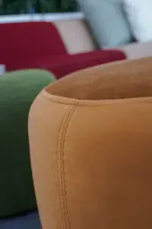 Paloma pouf - Grand - Caramel utilisé dans le cadre de la réalisation Paloma Miel Doré Close Up FR