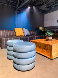 Stella pouf - Rond - Bleu baltique utilisé dans le cadre de la réalisation Expo Cité Stella FR
