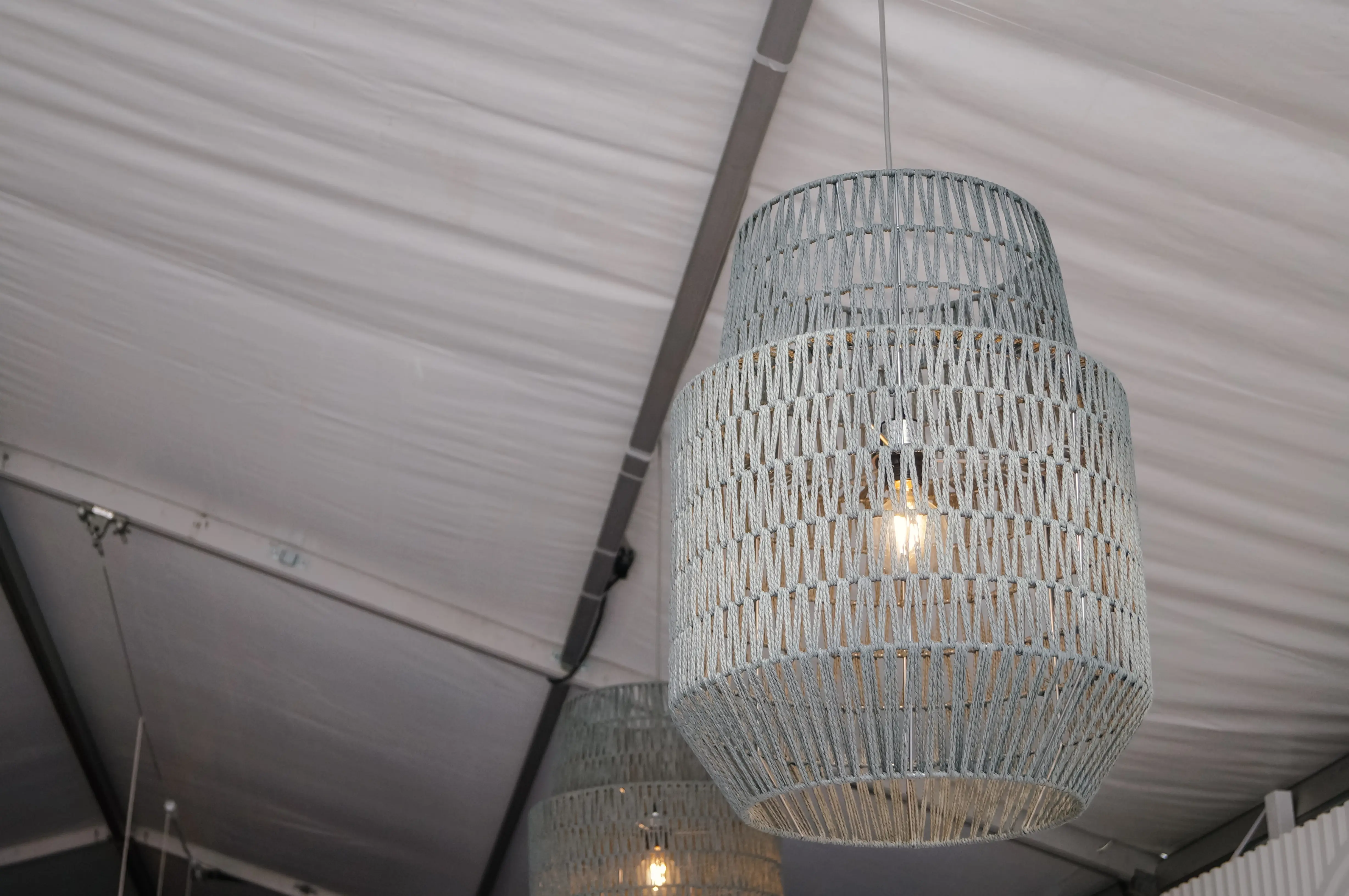 Mallorca luminaire - 17.7'' D x 23.6" H - Gris utilisé dans le cadre de la réalisation Luminaire Mallorca Allongé FR