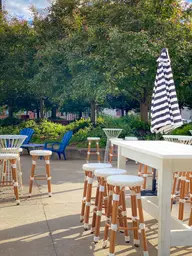 Atwater parasol - 9' D x 8' H - Noir & blanc utilisé dans le cadre de la réalisation Hampton Azur Parasol Rayé Adirondack Bleu Soho Blanc
