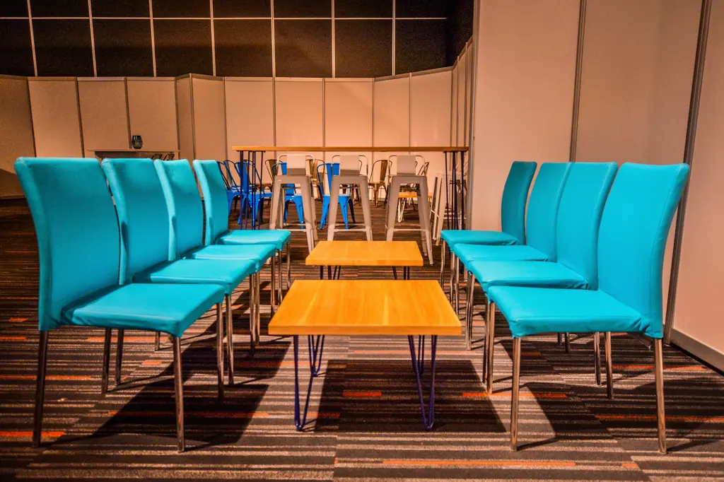 Chaise Milan Turquoise Table Cafe Oslo