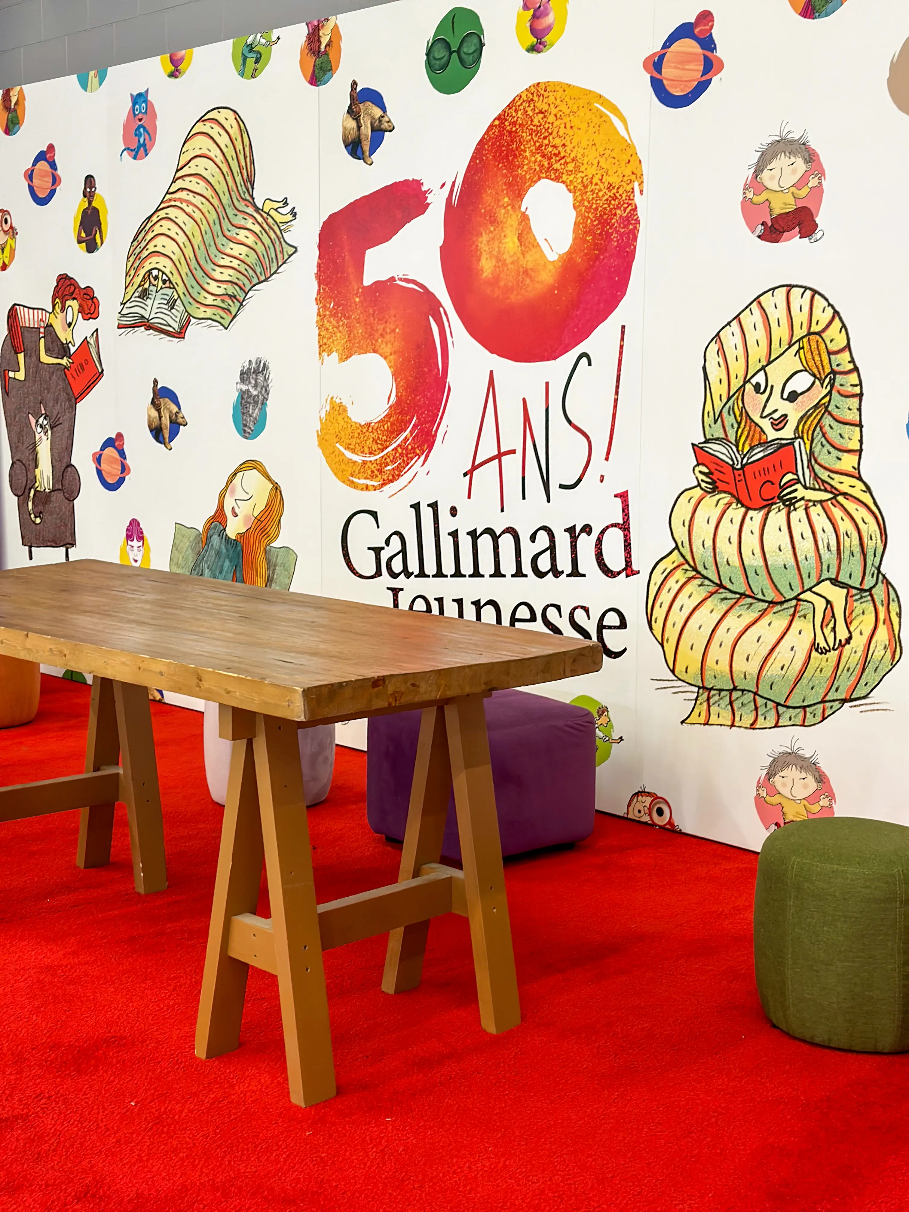 Charpente table 6' - Bois brun utilisé dans le cadre de la réalisation Palais Congès Table Charpente Pouf Malibu Mauve Paloma Vert FR