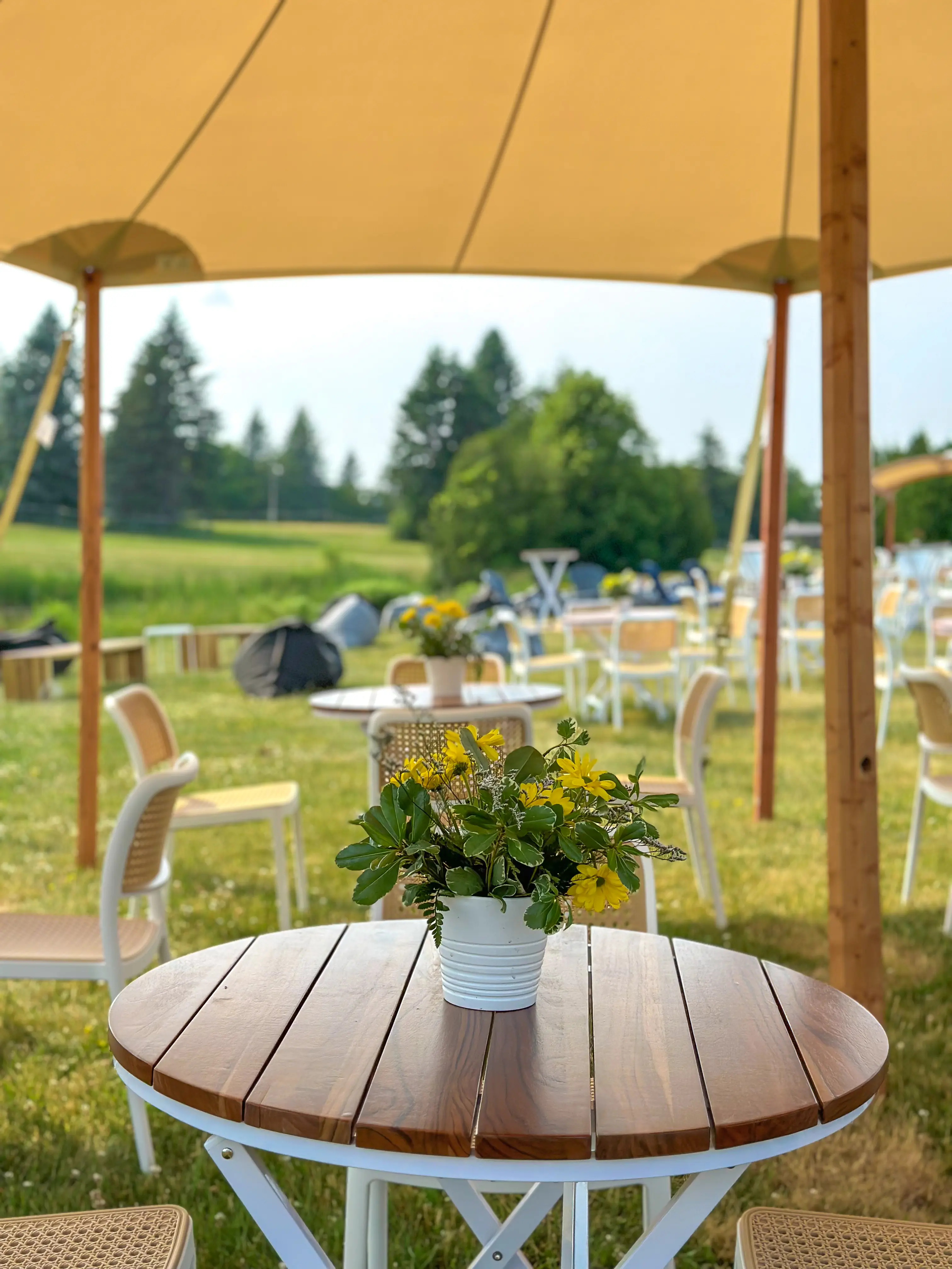 Capri - Table bistro - Blanc & Bois brun utilisé dans le cadre de la réalisation Welsey Clover Park Img 2420 FR