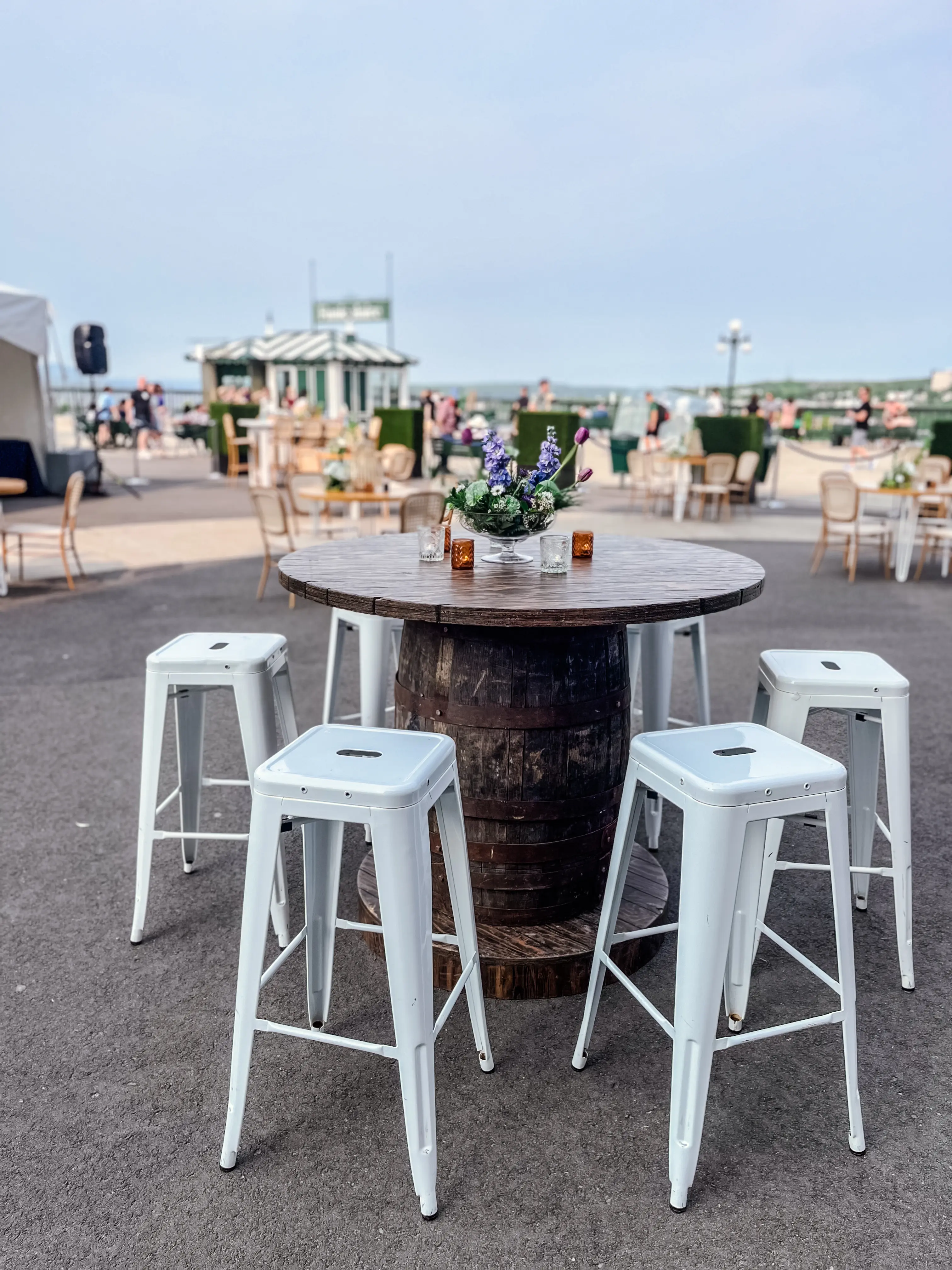 Loft stool - White used in the inspiration Chateau Frontenac Tonneau Vip   Loft EN