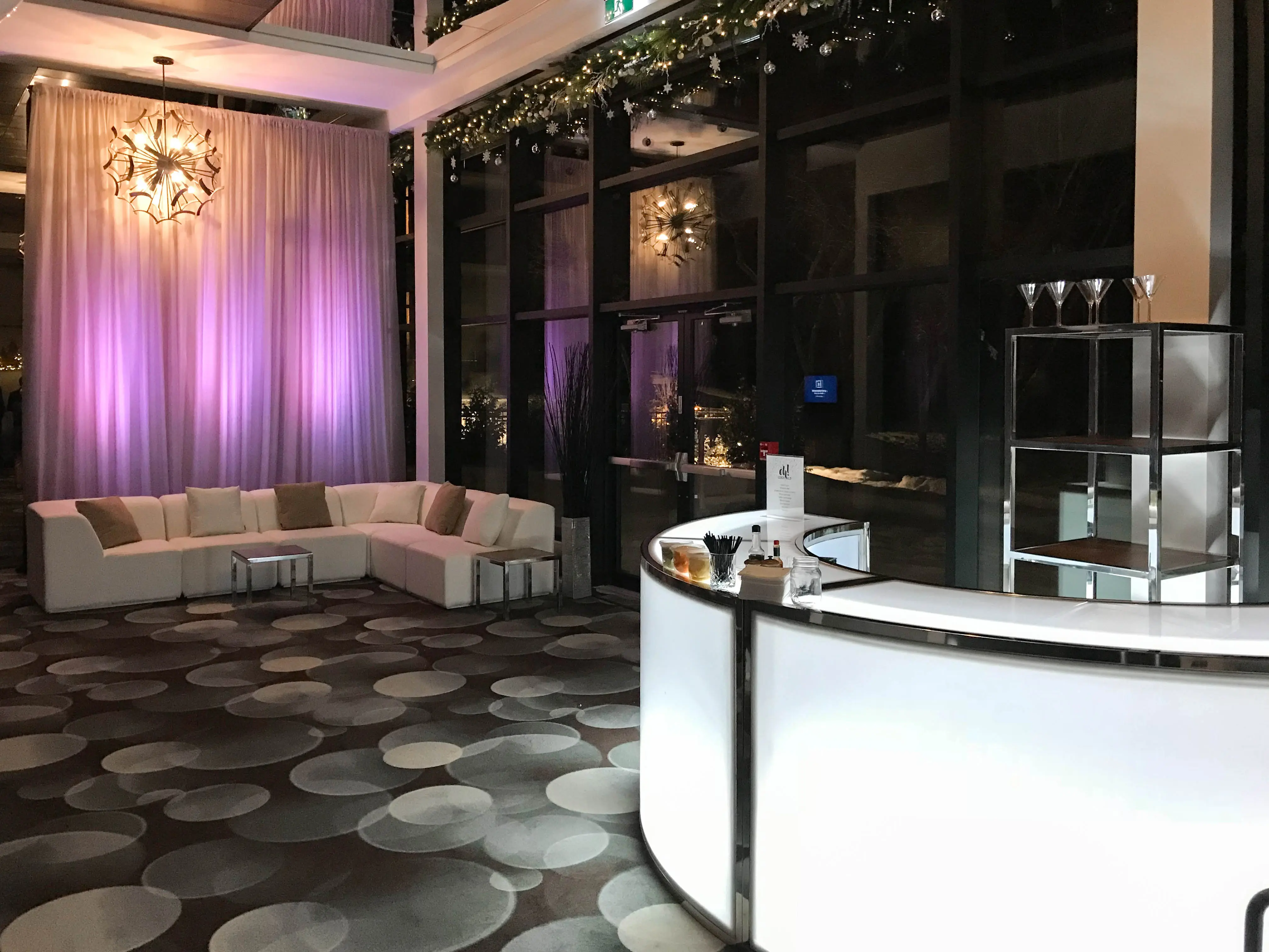 Manhattan bar 8' 1/4 rond - Blanc utilisé dans le cadre de la réalisation Lounge Fidji Blanc Bar Manhattan Rond