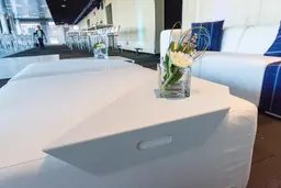 Fidji coussin - James Blue utilisé dans le cadre de la réalisation Table Coin Fidji Blanc