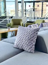 Coussin motif - 20'' x 20'' - Lilas utilisé dans le cadre de la réalisation Ccq Img 1700 FR