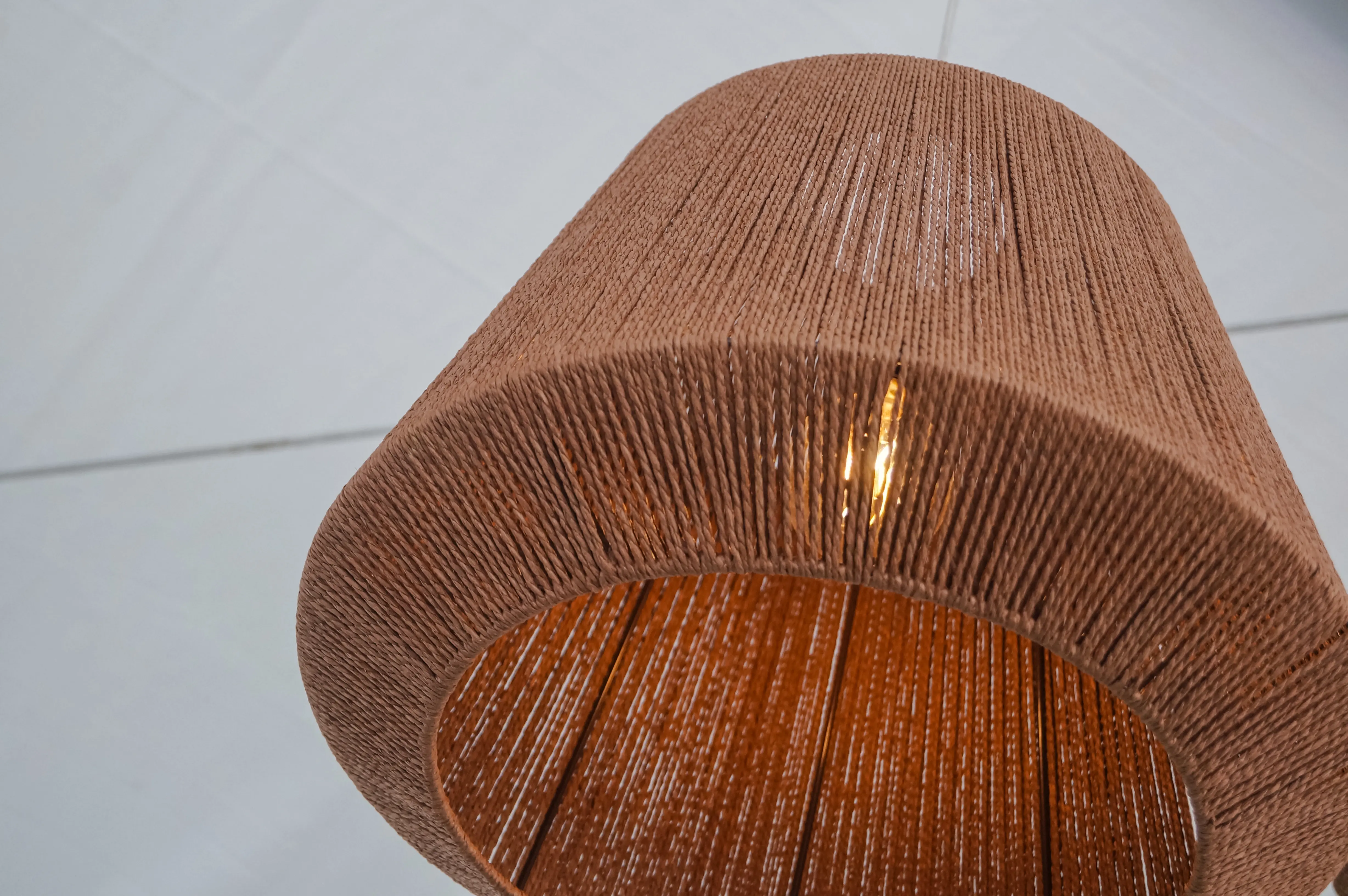 Madagascar luminaire - 17.75'' D x 19.75" H - Brun utilisé dans le cadre de la réalisation Luminaire Madagascar FR