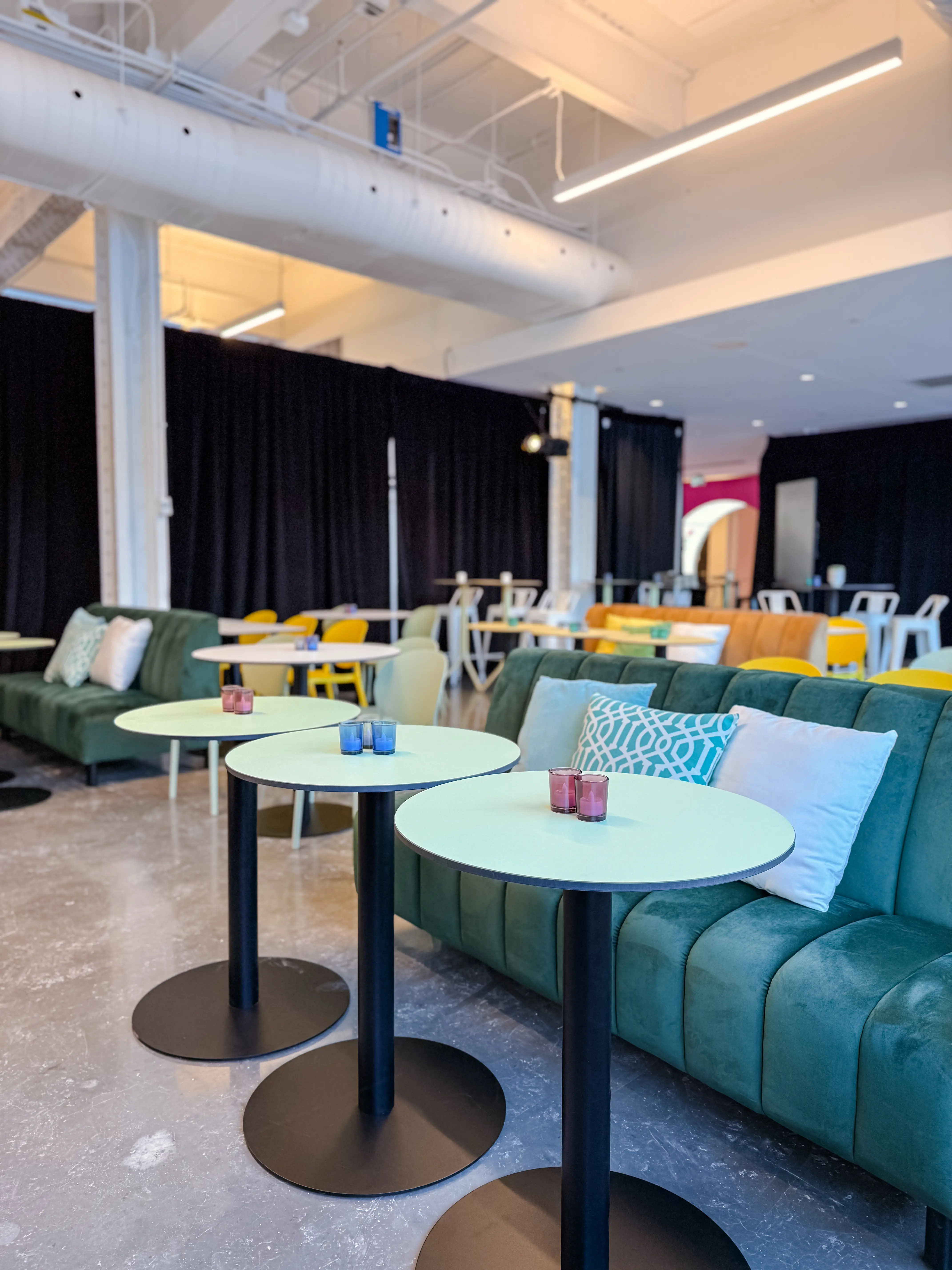 Sydney - Table cocktail round - 24'' Dia x 30" H - Black & Melon green used in the inspiration Grand Quai   Expérience 2025 Sydney Vert Melon EN