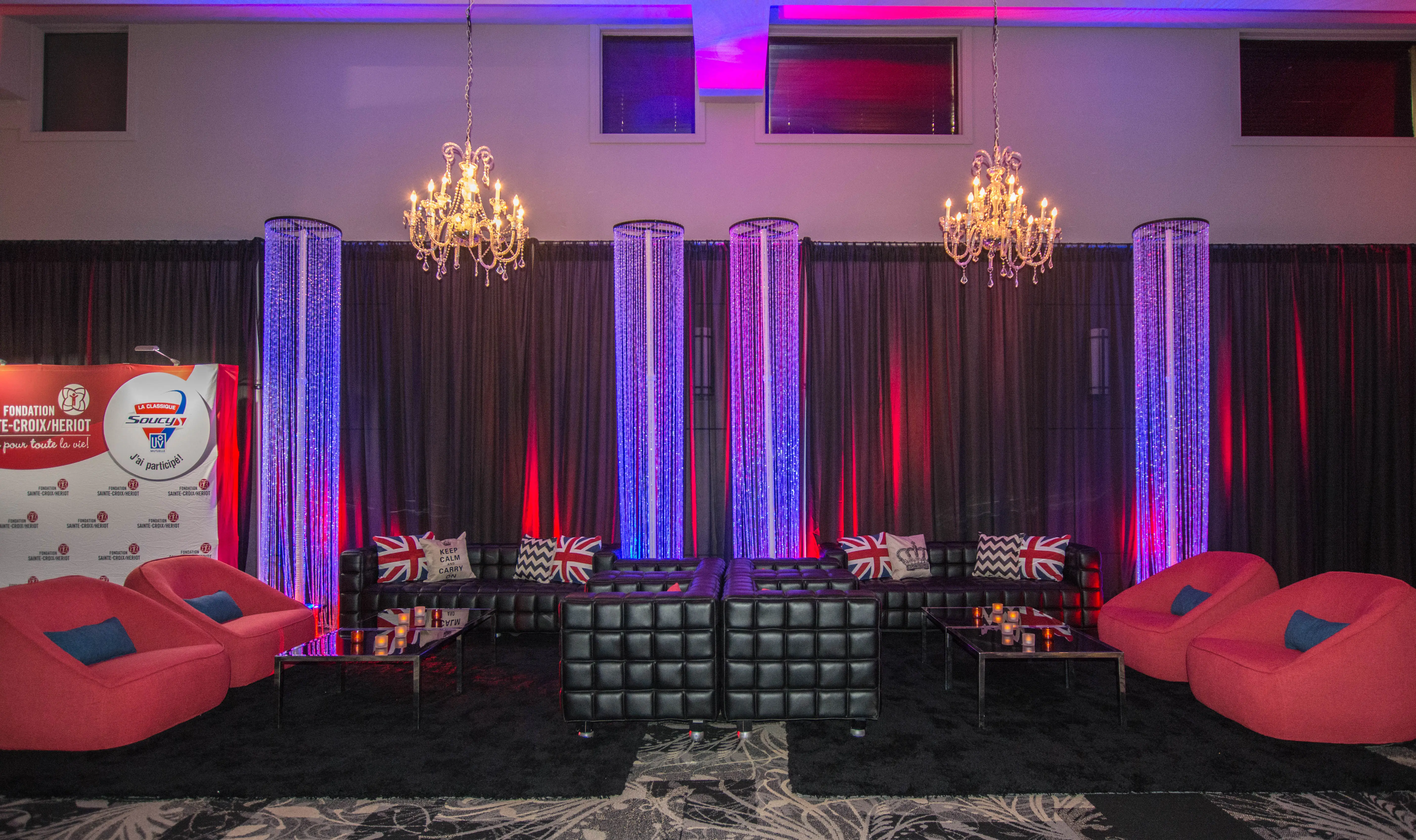 Rideau voile (AVEC STRUCTURES) - 8' L x 8-14' H - IFR - Noir utilisé dans le cadre de la réalisation Elena Chandelier Round Crystal Column Malibu Sofa Solo