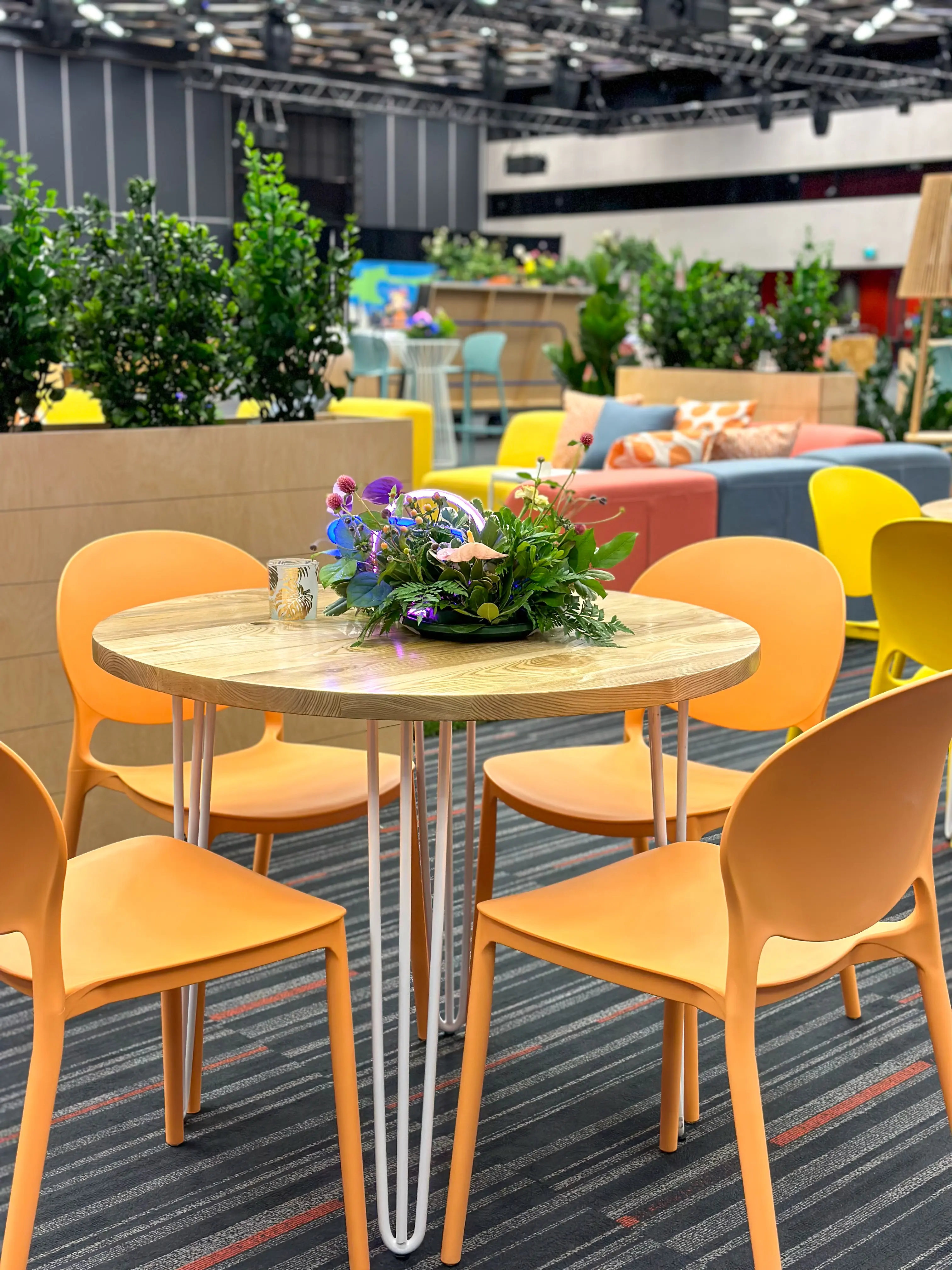 Oslo - Round Bistro table - 36'' Dia x 30'' H - White & Natural wood used in the inspiration Palais Congès Img 3279 EN