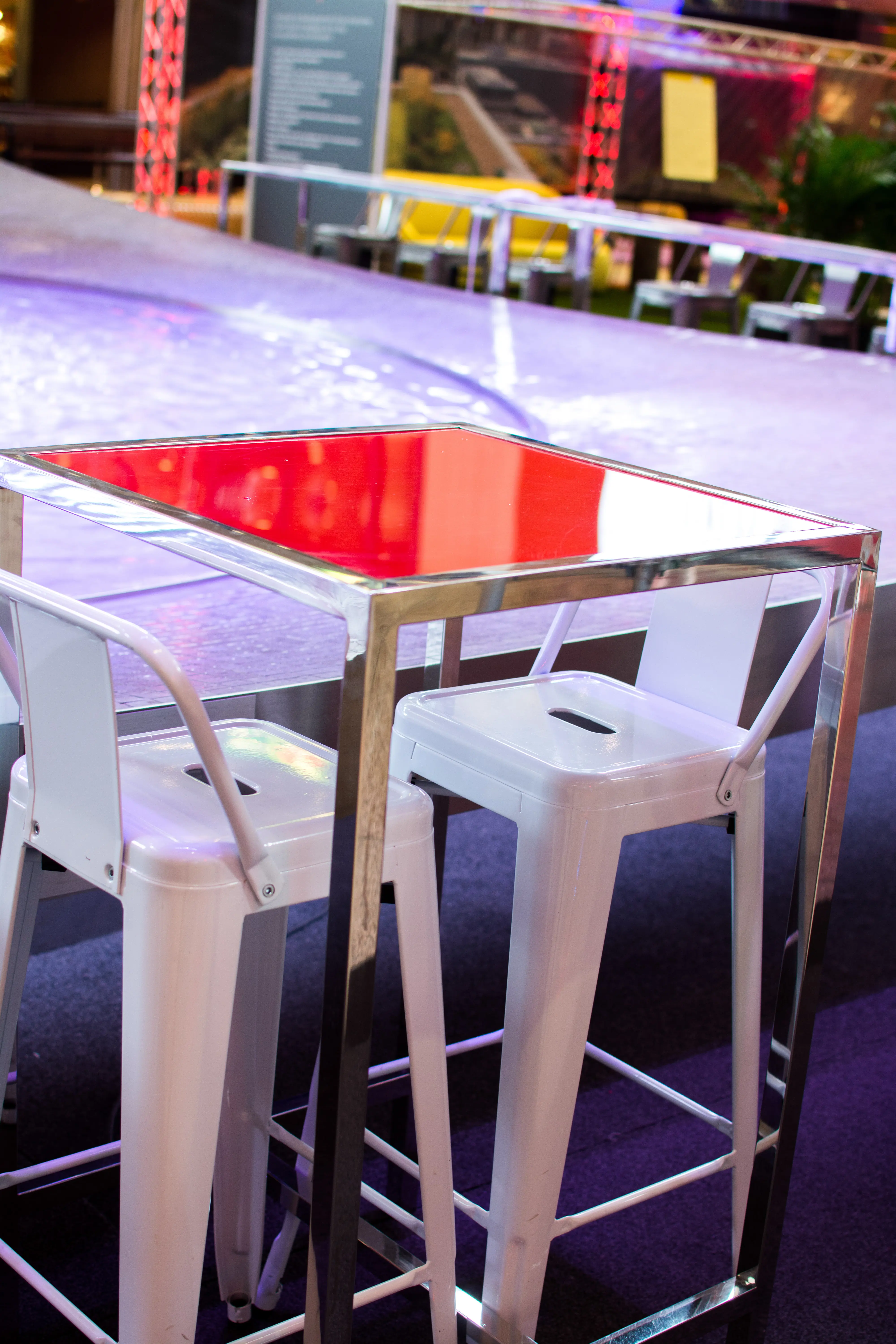 Tonic - Table cocktail - Stainless & Rouge utilisé dans le cadre de la réalisation Table Cocktail Tonic Tabouret Loft Dossier